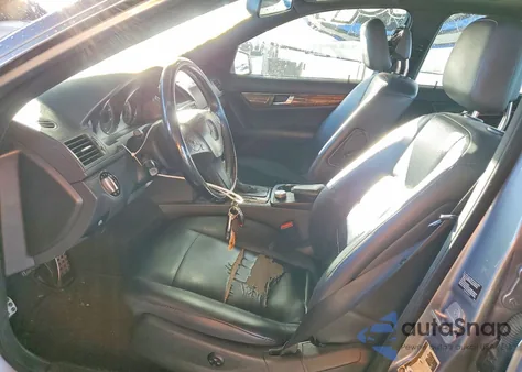 2010 Mercedes-Benz C 300 z USA, uszkodzony, nr VIN WDDGF5EB7AF428057